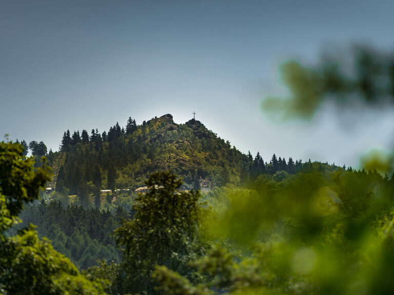 Blick auf das historische Besucherbergwerk in Bodenmais an einem schönen Sommertag.