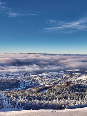 Blick über die verschneiten Bäume im Winterwunderland des Bretterschachten Bodenmais.