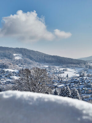 Das verschneite Bodenmais im Bayerischen Wald mit Silberberg im Hintergrund.