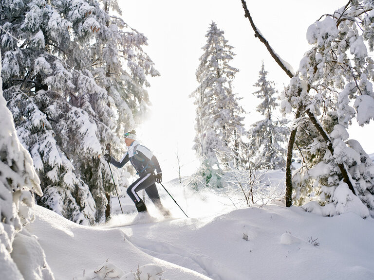 Ein Mann auf einer Skitour durch den winterlichen Bayerischen Wald.